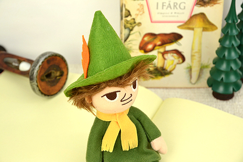 おすわり姿が愛らしいお手玉シリーズ <たそがれスナフキン>